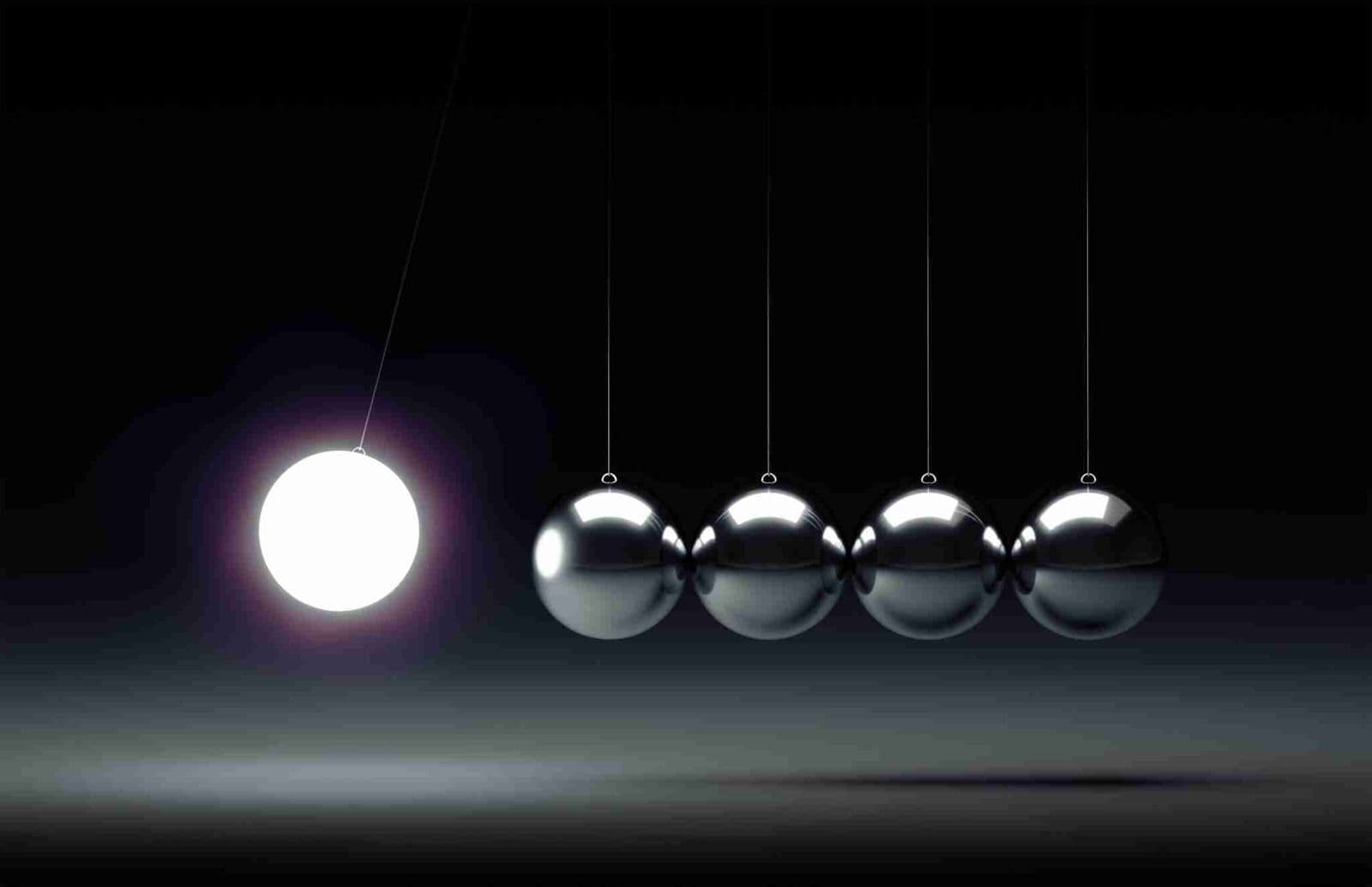 Balancing balls Newton's cradle